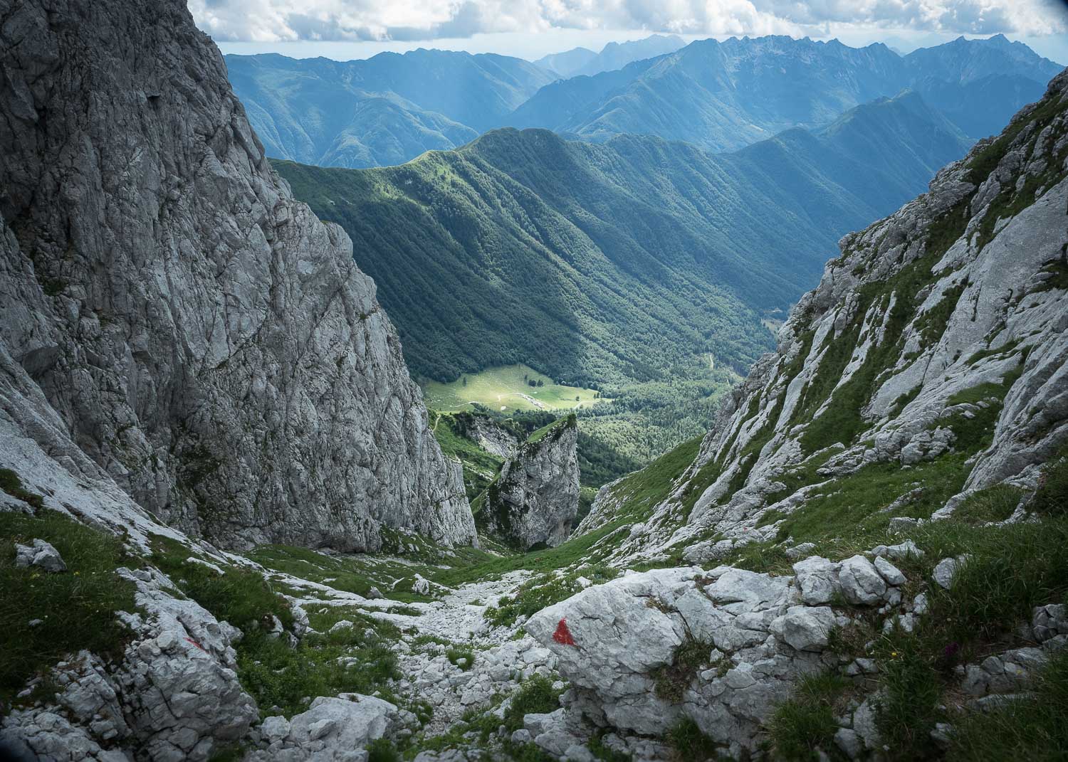 La discesa dal Passo dell'Infrababa Grande - Trekking Val Resia in Friuli Venezia Giulia